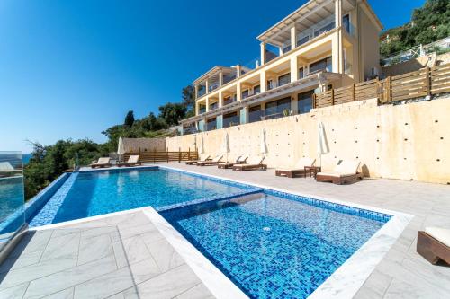 阿齐欧斯·贡多斯Lido Paradise Apartments Corfu的大楼前的游泳池