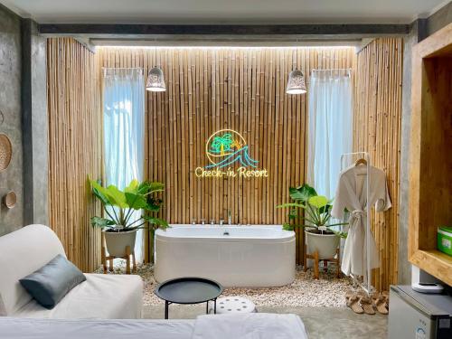 格兰岛班克兰住宿度假酒店的带浴缸的浴室和墙上的标志