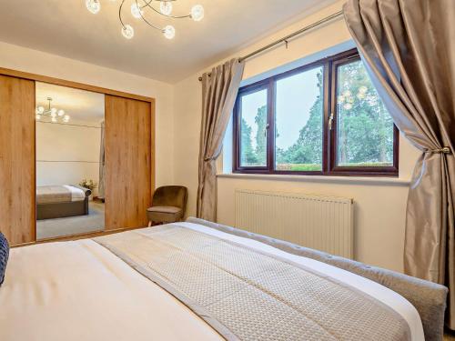 Kinnerton3 Bed in Kington 90768的一间卧室设有一张床和一个大窗户