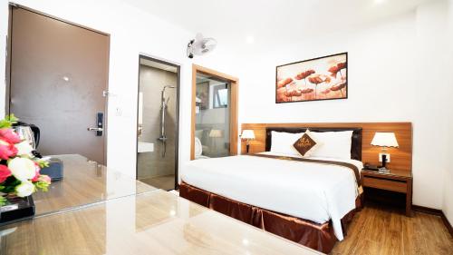 河内LAM ANH HOTEL PHÁP VÂN HOÀNG MAI的一间酒店客房 - 带一张床和一间浴室