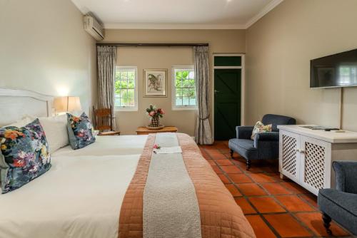 斯泰伦博斯艾科达旅馆的一间带大床的卧室和一间客厅