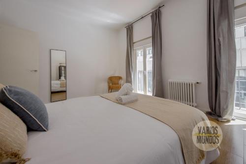 马德里Stunning Apt en la Gran Via-Centro de Madrid的卧室设有一张白色大床和一扇窗户。