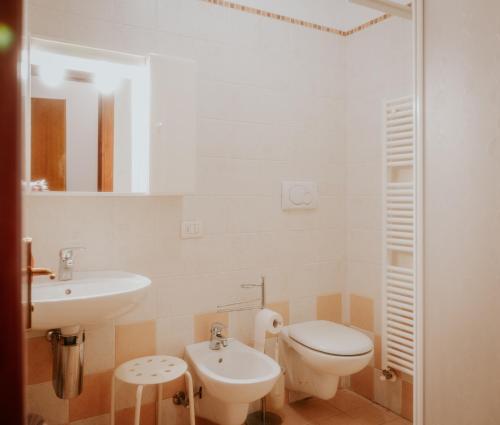 威尼斯卡萨艾卡达米亚旅舍的白色的浴室设有水槽和卫生间。