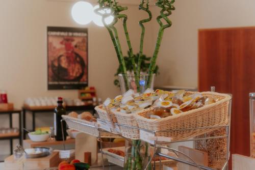 威尼斯卡萨艾卡达米亚旅舍的一张桌子,上面放着一篮面包和一瓶鲜花