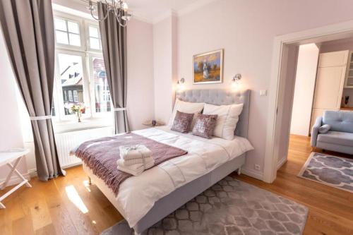 卡托维兹Lavender - Słoneczny Apartment obok Dworca PKP i Centrum的一间卧室设有一张大床和一个窗户。