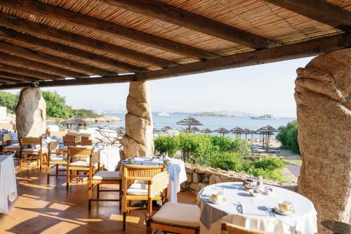 切尔沃港Hotel Pitrizza, Costa Smeralda的一间带桌椅的海景餐厅