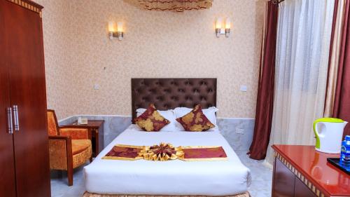 内罗毕肯尼亚轻松酒店的配有一张床和一把椅子的酒店客房