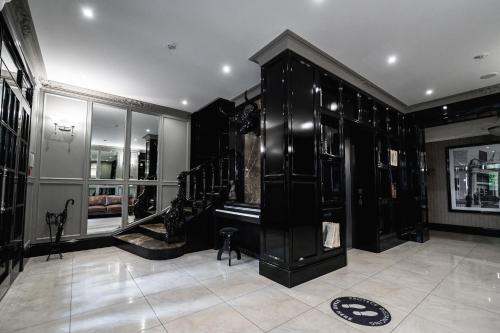 敖德萨Wall Street Maestro的一间设有黑色橱柜和瓷砖地板的客房