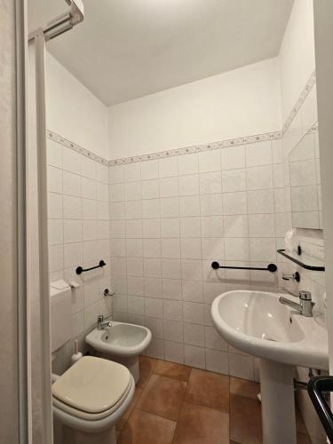 东塞斯特里VILLA GLAUER - D'AMICO的白色的浴室设有卫生间和水槽。