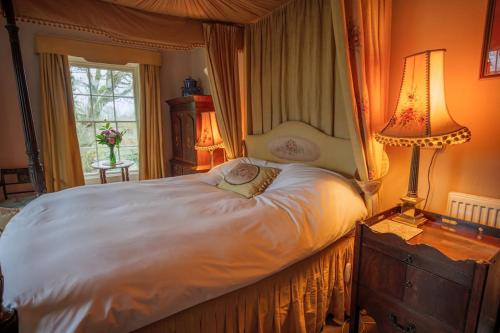 兰彼得Gelly Dylan Thomas Paradise的卧室配有一张白色大床和两盏灯。