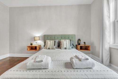 斯帕坦堡4Bed/3bath- 1 mile to Downtown的白色卧室配有一张大床和两条毛巾