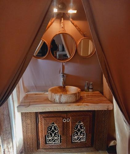 AdrouineNight sky luxury camp的一间带水槽和镜子的浴室