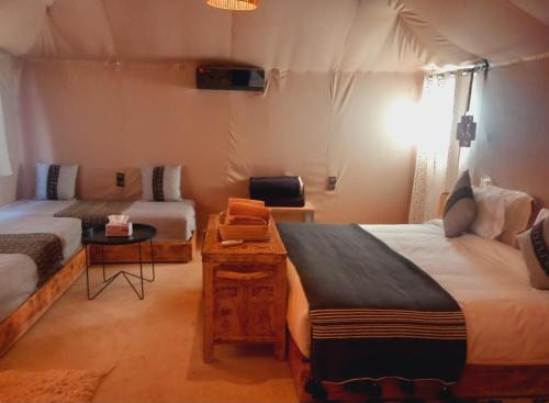 AdrouineNight sky luxury camp的一间客房配有两张床和一张书桌