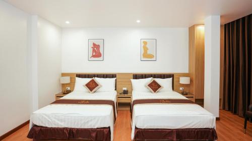 河内Khách sạn Lam Anh Ngoại Giao Đoàn Hà Nội的一间酒店客房,房间内设有两张床