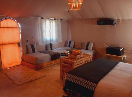 AdrouineNight sky luxury camp的一间卧室配有一张床和一张沙发