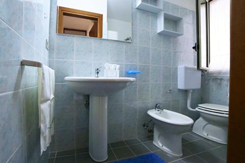 莱乌卡A Casa di Doralucia - Comfort a Santa Maria di Leuca的一间带水槽和卫生间的浴室