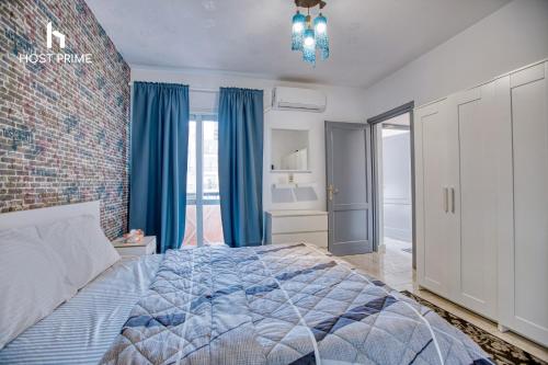开罗2BR Apartment-Host Prime In Rehab City的一间卧室配有一张带蓝色窗帘的大床