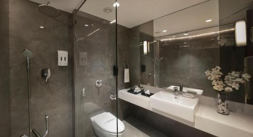 孟买速吧国际酒店的浴室配有卫生间、盥洗盆和淋浴。