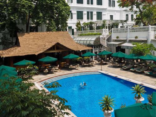河内河内传奇新都城索菲特酒店的享有带绿伞的游泳池的顶部景致