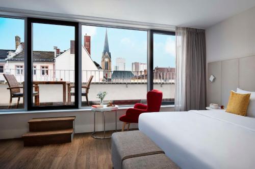 美因河畔法兰克福Avani Frankfurt City Hotel - previously NH Collection Frankfurt City的酒店客房享有城市美景,配有一张床。