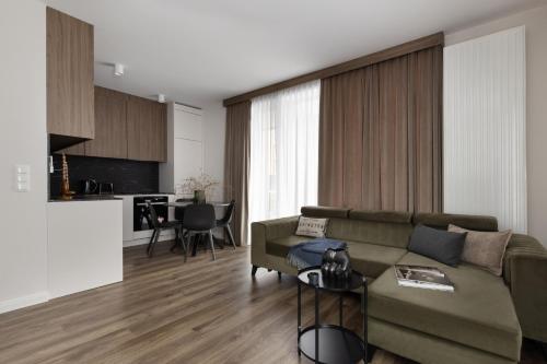 格但斯克Scala Apartamenty by Moderna Profit- Łąkowa 60K的客厅配有沙发和桌子