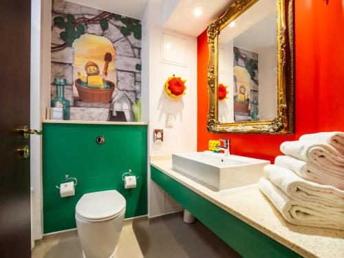 温莎LEGOLAND(R) Windsor Resort的浴室配有白色卫生间和盥洗盆。