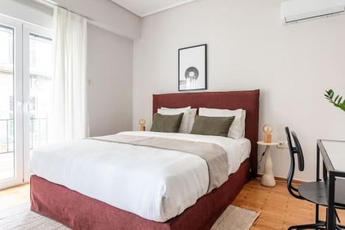 雅典Comfy 1BR Apartment in Ampelokipoi by UPSTREET的一间卧室配有一张大床和一张书桌