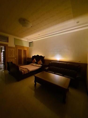 Nan-k'eng南田旅宿的客厅配有沙发和1张床