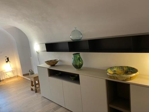 多尔切阿夸Vicolo Rosso 2的厨房配有带花瓶的柜台
