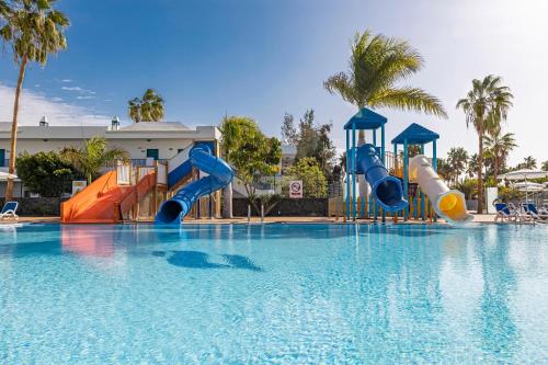 普拉亚布兰卡热带岛屿THB酒店的度假村内带水滑梯的游泳池