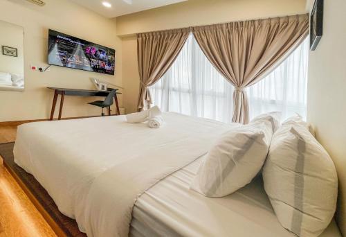 努沙再也KidsVille Slide Family Oasis JB Medini Legoland Malaysia的卧室配有一张大白色床和窗户