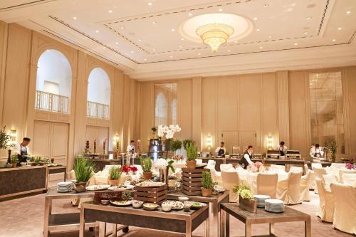 柏林阿德隆凯宾斯基酒店的大楼内带桌子和人员的宴会厅