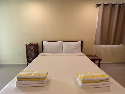 长滩岛Amor Double Room with Swimming Pool的一间卧室配有一张大床和毛巾
