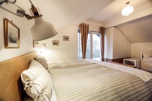 ŠarengradRural House Veranda的一间卧室设有一张大床和一个窗户。