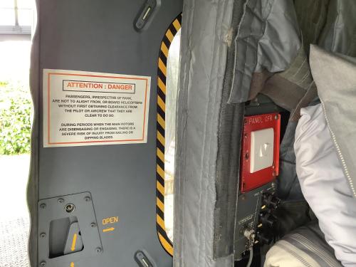 赫尔斯顿Haelarcher Helicopter Glamping的手提箱上带有告诫标志