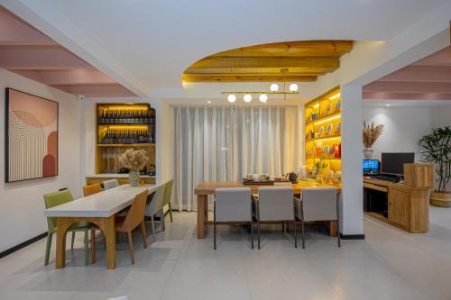 丽江丽江百花谷客栈的用餐室以及带桌椅的厨房。