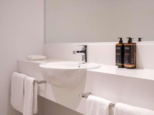 墨尔本Mercure Melbourne Southbank的白色的浴室设有水槽和镜子
