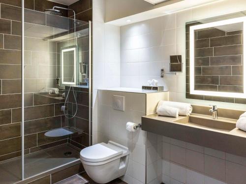 阿让Mercure Agen Centre的浴室配有卫生间、盥洗盆和淋浴。