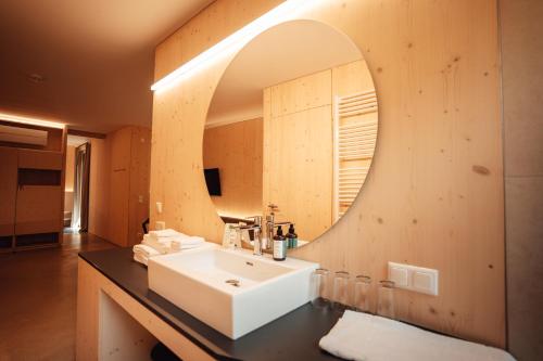 德普因-艾森伯格Wohnothek的一间带水槽和镜子的浴室
