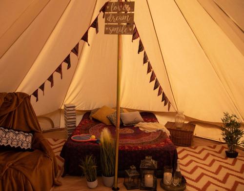 赫彻姆Hunstanton Glamping的帐篷,配有床和街道标志