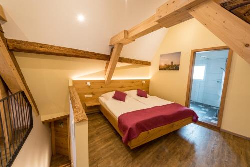 尼尔斯泰因Gästehaus Julianenhof的一间卧室设有一张床和一个楼梯