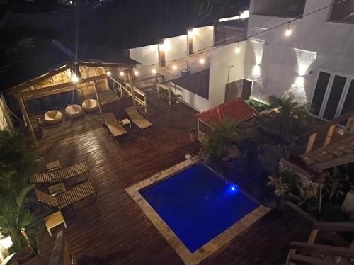 简蒂埃尔Bamboo Suites的享有游泳池的顶部景色