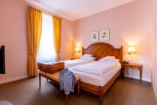 伊普霍芬泽赫特克勒浪漫酒店的一间卧室设有一张大床和一个大窗户