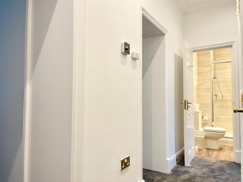 梅德斯通St Andrews Apartments的白色的浴室设有卫生间和门