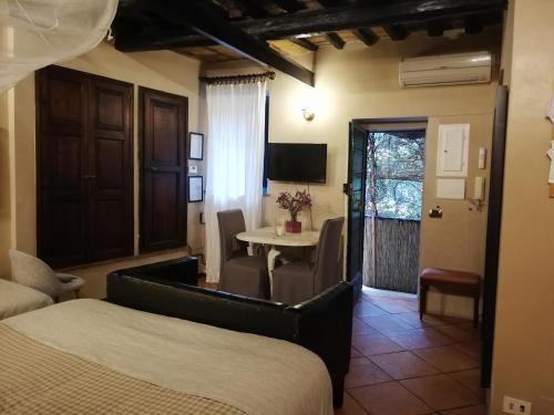 罗马Apartments Campo de Fiori的酒店客房配有一张床铺、一张桌子和一张书桌。