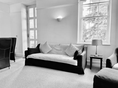 梅德斯通St Andrews Apartments的带沙发和窗户的客厅
