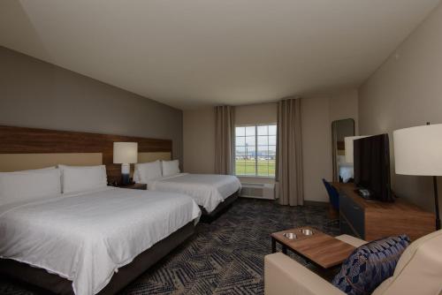 波特兰Candlewood Suites - Corpus Christi - Portland, an IHG Hotel的酒店客房设有两张床和电视。