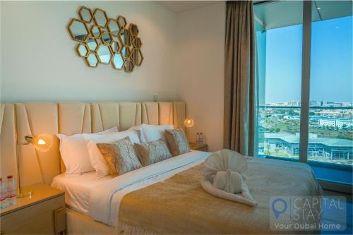 迪拜Capital Stay - 2 Bed Apartment in Dubai Festival City的一间卧室设有一张大床和大窗户