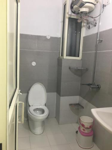 钱德加尔Sector 22B Best PG的一间带卫生间和水槽的小浴室