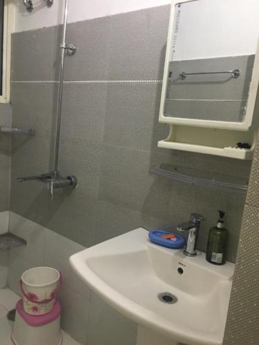 钱德加尔Sector 22B Best PG的浴室配有白色水槽和淋浴。